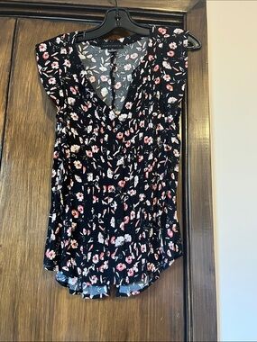 Sanctuary Black Floral V-Neck Cap-Sleeve Blouse